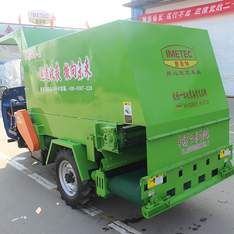 Three-wheeled Diesel Feed Truck Spreader 