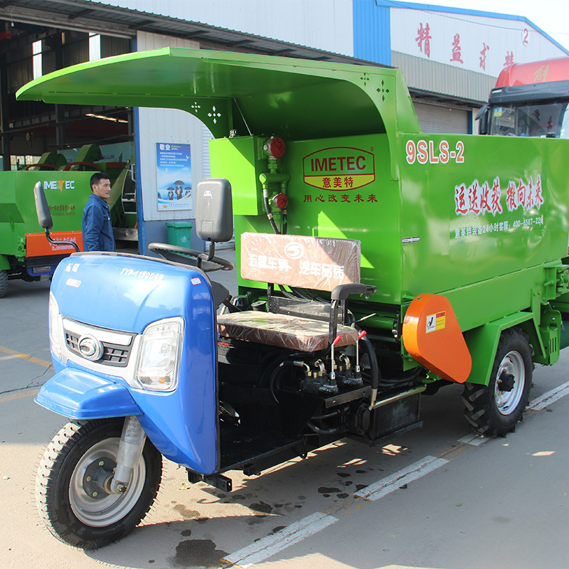 Three-wheeled Diesel Feed Truck Spreader 