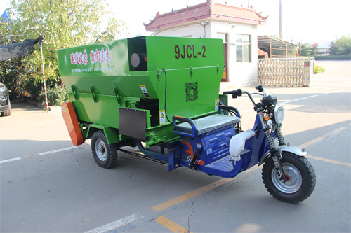 Cow Feeding Machine