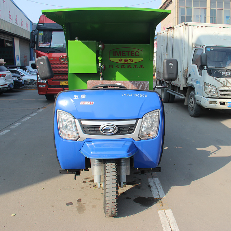 Three-wheeled Diesel Feed Truck Spreader 