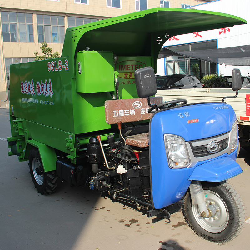 Three-wheeled Diesel Feed Truck Spreader 