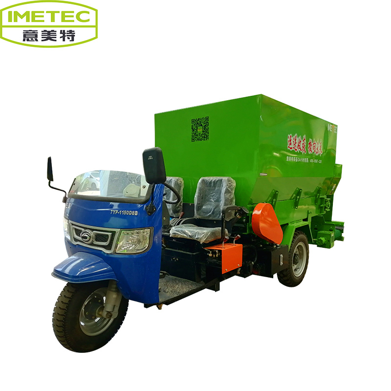 Three-wheeled Diesel Feed Truck Spreader 